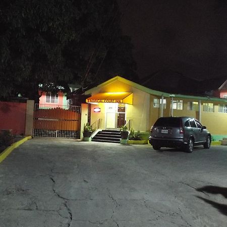 Tropical Court Inn New Kingston Exterior foto