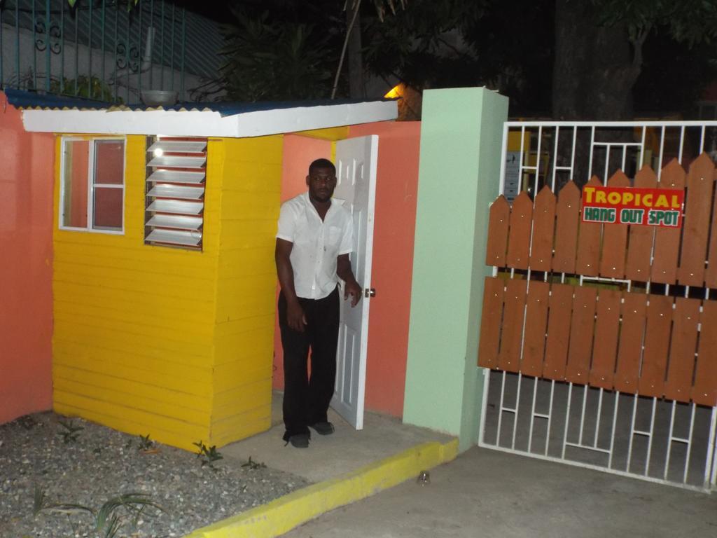 Tropical Court Inn New Kingston Exterior foto